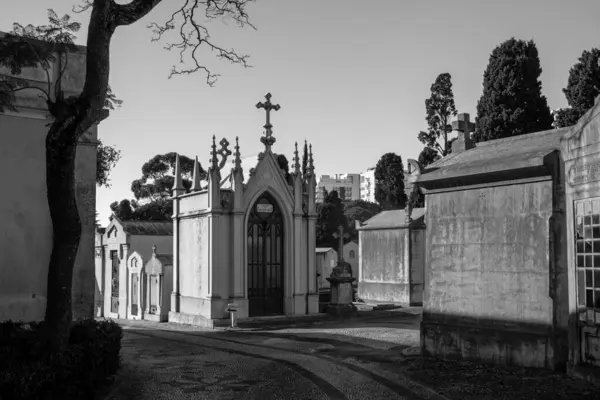 Lizbon 'daki tarihi mezarlık, siyah beyaz