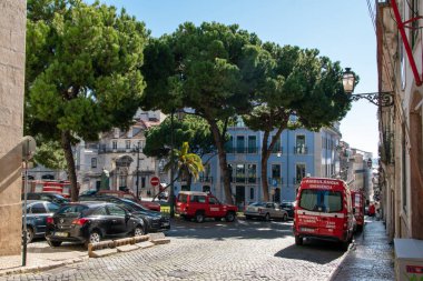 Lizbon 'da sokak. Lizbon Portekiz 'in başkenti ve en büyük şehridir..
