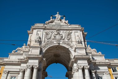 Lizbon, Portekiz, Praca do Comercio, şehrin ana meydanındaki insanlara bakış açısı, Avrupa tarihi binaları, rahat şehir manzarası, Portekiz sokakları manzarası, şehir manzarası