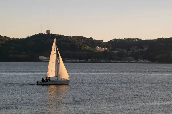 Günbatımında denizde yelkenli, Lizbon