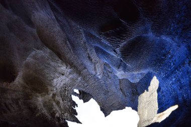 Sarkıtlar ve dikitler bir mağarada.