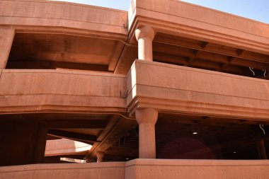 Şehirdeki modern bir binanın ayrıntıları..