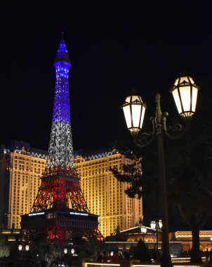 Las Vegas 'ta gece Eyfel Kulesi' nde. Eyfel Kulesi dünyanın en yüksek binası ve Las Vegas 'ın en ünlü simgelerinden biridir..