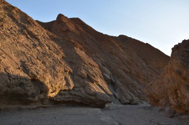 İsrail 'deki Negev Çölü' nün manzarası. Güney İsrail Çölü 'ndeki kaya oluşumlarının nefes kesici manzarası.