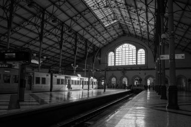 Lizbon tren istasyonu siyah beyaz