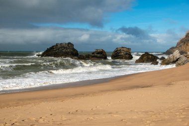 Portekiz, Algarve bölgesinde Atlantik Okyanusu 'nun güzel manzarası