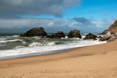 Portekiz, Nazare 'de Atlantik Okyanusu kıyısındaki kayalar