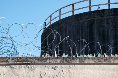 Mavi gökyüzüne karşı dikenli teller. Konuşma özgürlüğünün kısıtlanması.
