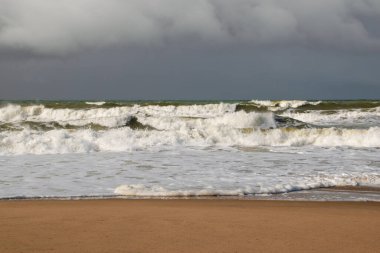 Büyük dalgalar ve fırtına bulutlarıyla fırtınalı deniz