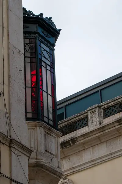 Lizbon Ortasında Kırmızı Lamba Olan Eski Bina — Stok fotoğraf