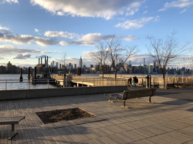 Manhattan siluetinin Brooklyn.