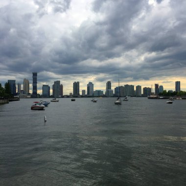 Bulutlu bir günde Miami 'nin silüeti.