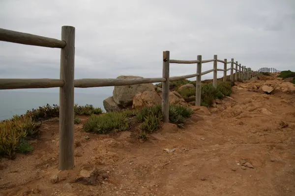 Portekiz 'de Atlantik Okyanusu üzerindeki bir uçurumun üzerindeki ahşap çit..
