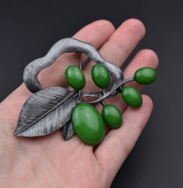 Siyah arka planda klasik broş, kadınlar için eski aksan eski takılar