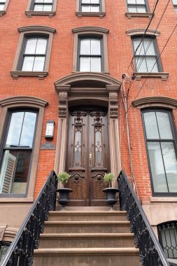 Boston, Massachusetts, ABD 'deki tarihi bina. Eski ahşap kapı ve pencereler.