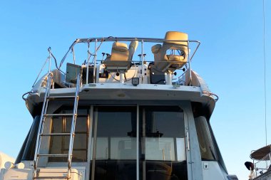 Limandaki motor yatı mavi gökyüzüne karşı, yakın plan.