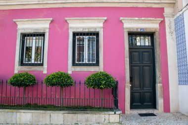 Lizbon, Portekiz 'deki eski bir binanın pembe cephesi. Mimari ayrıntı.