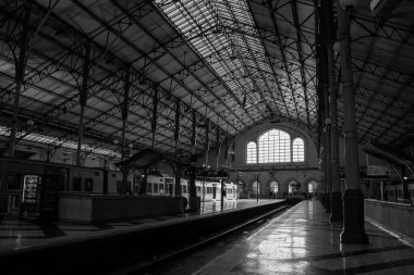 Lizbon 'daki tren istasyonu. Siyah beyaz fotoğraf.