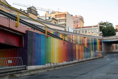 Lizbon 'da bir tünelin duvarında gökkuşağı renkleri