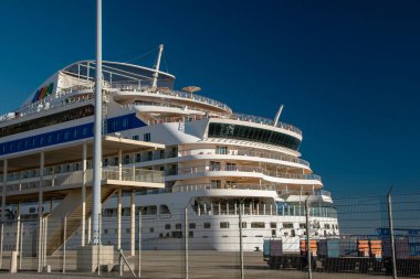 Yolcu gemisi Lizbon limanına yanaştı.