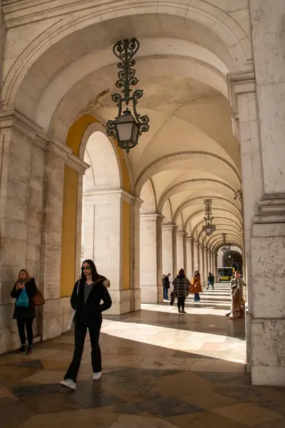 Lisbona Portogallo Persone Nell Arco Edificio Storico Nel Centro Della — Foto Stock