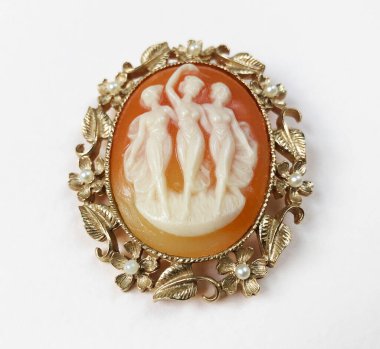 Beyaz arkaplanda küçük simgesi olan kolye