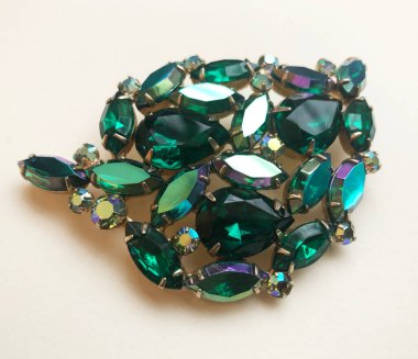 Beyaz arka planda yeşil zümrüt broşu, üst manzara