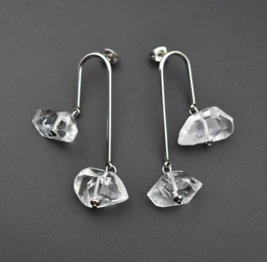 Siyah arka planda elmas küpeler. Mücevher aksesuarları. Boşluğu kopyala.