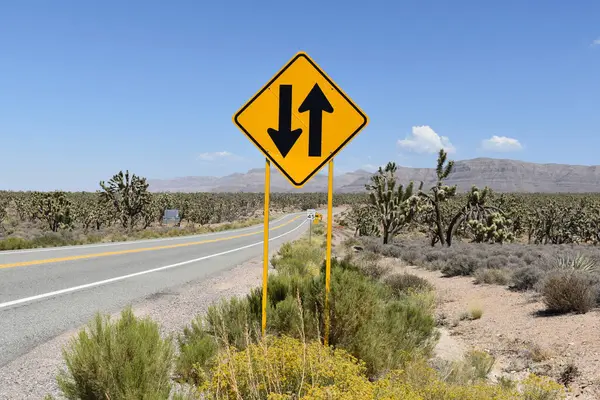 Joshua Tree Ulusal Parkı, Kaliforniya yolundaki trafik levhası