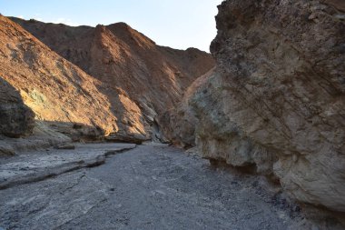 Ölüm Vadisi Ulusal Parkı 'nda kurumuş nehir yatağı, Kaliforniya, ABD