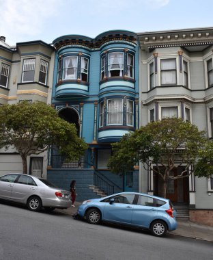 San Francisco, ABD 'deki renkli evler. San Francisco, Kaliforniya 'nın başkenti ve en kalabalık şehridir..