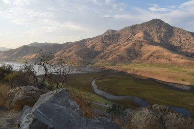 Arkasında dağlar ve nehirler olan güzel bir manzara.