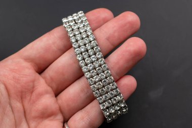 Koyu arkaplanda elmas bilezik var.