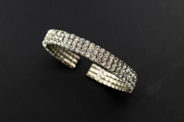 Siyah arka planda elmas bilezik.