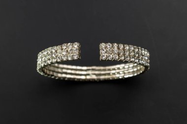 Siyah arkaplanda elmaslar olan bilezik. Mücevherler.