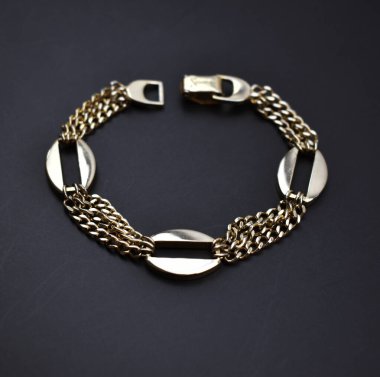 Koyu bir arka planda bilezik yakın plan. Mücevherler