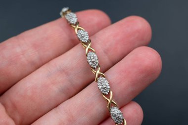 Koyu bir arka planda bilezik..