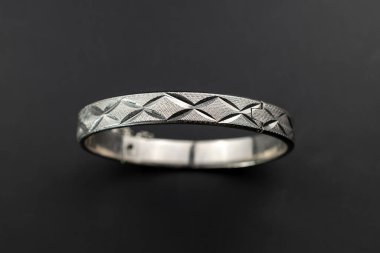 Siyah arka planda mücevher yüzüğü. Mücevher arkaplanı.