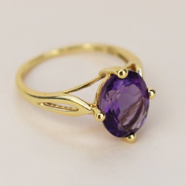 Beyaz zemin üzerinde ametist olan mücevher yüzüğü..