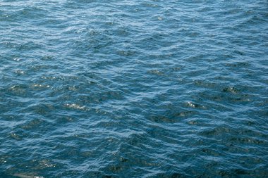 Dalgalı mavi deniz suyu yüzeyi. Doğal arka plan. Ayarlanmış.