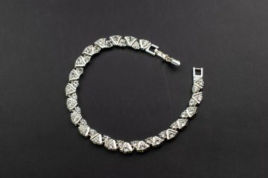 Mücevherler. Siyah arkaplanda elmaslardan yapılmış bilezik.