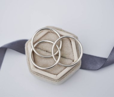 Alyanslar beyaz arka planda mavi kurdeleli..