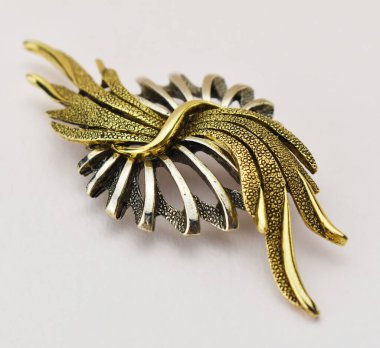 Saç tokası beyaz bir arkaplanda izole edilmiş. Yakın plan..