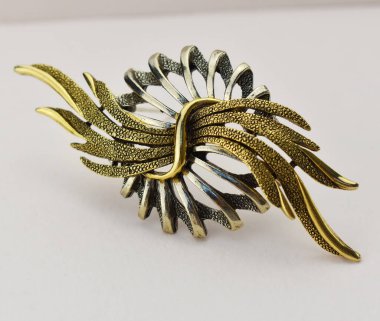 Beyaz arka planda el yapımı broş. Mücevher aksesuarları.