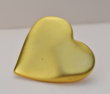 Beyaz arka planda altın bir kalp. Sevgililer Günü. Aşk.