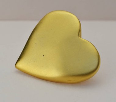 Beyaz arka planda altın bir kalp. Sevgililer Günü. Aşk.