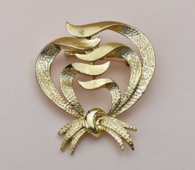 Beyaz arka planda izole edilmiş altın saç tokaları. Moda konsepti.