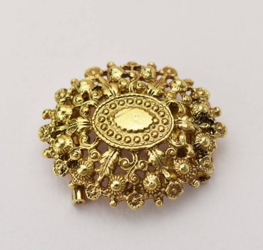 Beyaz arkaplanda izole edilmiş klasik altın broş