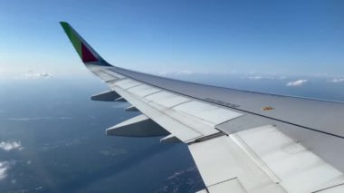 TAP Air Portugal uçak kanadı, uçak penceresinden kanada, gökyüzünde uçak, Lizbon, Portekiz