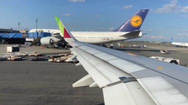 TAP Air Portugal uçağı pist boyunca seyahat ediyor ve uçak penceresinden kanada, Lizbon, Portekiz 'e kalkışa hazırlanıyor.